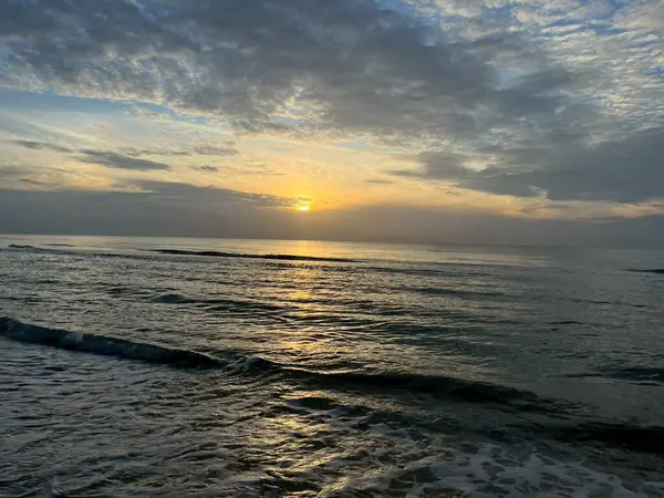  Sabah deniz ve kumsal.