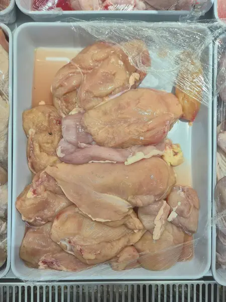 Süpermarkette beyaz tepside çiğ tavuk eti..