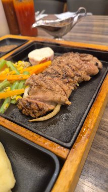 Biftek setinde sebze salata ve domates peyniri var.