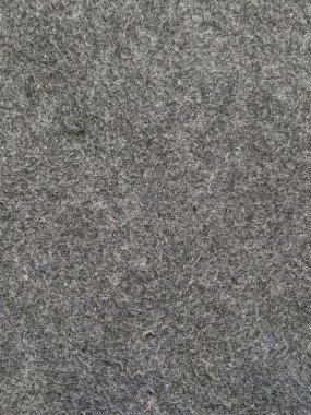 Kürkü yere serilmiş gri kumaş halı. 