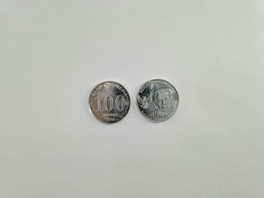 Endonezya 'da yasal ödeme olarak yüz rupi değerinde iki sikke..