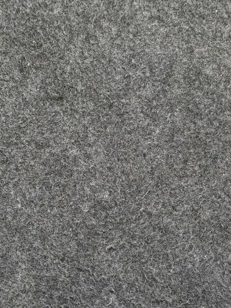 Kürkü yere serilmiş gri kumaş halı. 