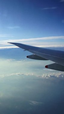 Sabah bulutların üstünde bir uçağın içinden hava manzarası.