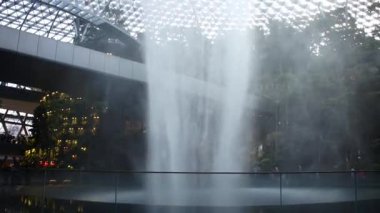 Mücevher yağmuru girdabı. Singapur 'daki Changi Havaalanı' nda sağanak yağış