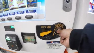 osaka, japan - 7 Ekim 2019: Japonya 'da bir tren istasyonunda otomattan soğuk içecek almak