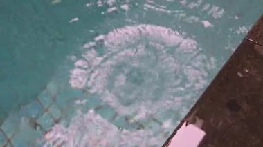 Bir havuz suyuna düşen su