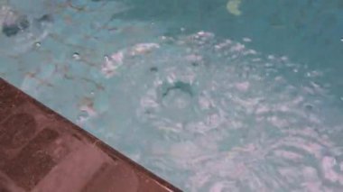 Bir havuz suyuna düşen su