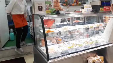 Tokyo, Japonya - 6 Ekim 2019: Tokyo, Japonya 'da bir alışveriş merkezinin içindeki yiyecek deposu