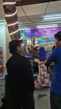 Surabaya, Endonezya - 31 Aralık 2024: Sokak Performansı Surabaya, Endonezya 'da orkestra olarak geleneksel müzik aleti çalıyor