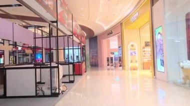 Surabaya, Endonezya - 25 Mayıs 2025: Surabaya, Endonezya 'nın doğu bölgesindeki Galaxy AVM adı verilen Shoping AVM' de yürüyüş.