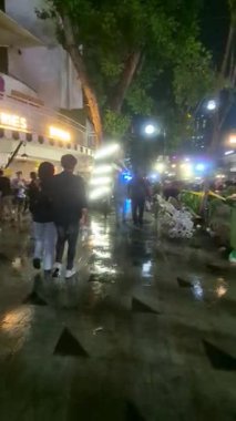 Surabaya, Endonezya 'da yağmurdan sonra Tunjungan caddesinde yeni yıl partisi