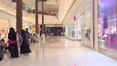 Surabaya, Endonezya - 25 Mayıs 2025: Surabaya, Endonezya 'nın doğu bölgesindeki Galaxy AVM adı verilen Shoping AVM' de yürüyüş.