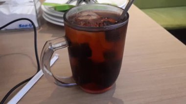 Bir bardak çim jölesi soslu şurubun yakın plan çekimi. 