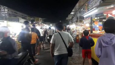 Surabaya, Endonezya - 12 Aralık 2021: Malang City, Endonezya 'da sokak gıda pazarı festivali