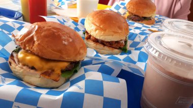 Peynirli üç sığır burger. 