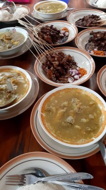 Bir restoranda keçi etinden yapılan satay ve gulai adı verilen geleneksel Endonezya yemekleri.