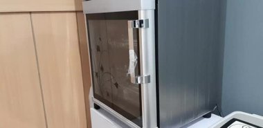 Bir dişçi ekipmanları sterilize etmek için aletleri sterilize etti.