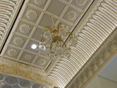 Tavana yerleştirilmiş avize.