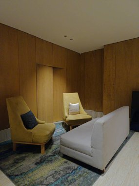 2 küçük kanepeli rahat bir oda ve büyük bir kanepe..