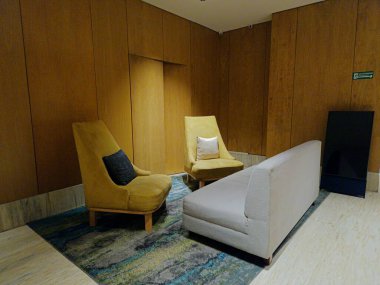 2 küçük kanepeli rahat bir oda ve büyük bir kanepe..