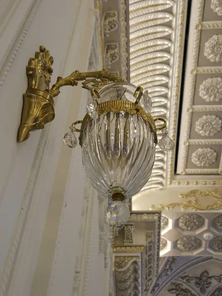 Klasik tarzda dekoratif duvar lambası