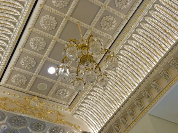 Tavana yerleştirilmiş avize.