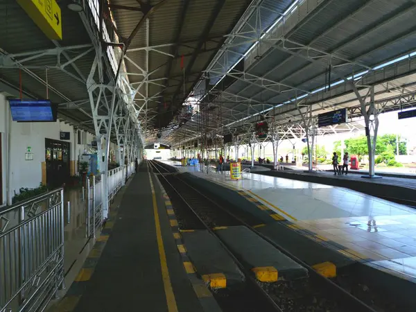 Purwokerto, Endonezya - 13 Haziran 2025: Purwokerto tren istasyonundaki kalkış alanının içi 