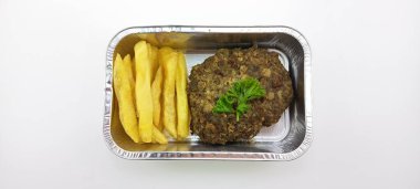 Kızarmış köfte ve alüminyum tepside patates kızartması ile birlikte yeni paketlenmiş yemek, yemek fotoğrafçıları için, altın kızartma kombinasyonu, aromalı köfte, mutfak, maydanozla süslenmiş kızarmış köfte, beyaz arka planda izole edilmiş