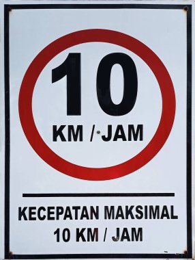 Endonezya 'da maksimum hız sınırı işareti 10 KM / JAM, Endonezya' dan en yüksek hız sınırı işareti saatte 10 kilometre hız, karayolu güvenliği ve trafik düzenlemesi için, kazaları önlemek için, tasarım beyaz arkaplan ile basittir 