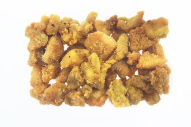 Isırık büyüklüğünde kemiksiz tavuk, lezzetli tavuk aperatifi veya herhangi bir durum için kızarmış tavuk aperatifi, kıtır kıtır dokuma ve sulu et, gündelik yemek menüsü, kızarmış tavuk aperatifi, kolay atıştırmalık, beyaz arka planda izole edilmiş 