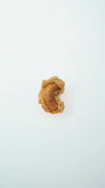 Çıtır çıtır altın kaplama kaju, altın sarısı desenli tatlı kaju ve çıtır çıtır çıtır çıtır, gurme aperatifler için mükemmel görünüyor. Düzensiz yüzey beyaz arka planda çıtır çıtır bir çıtır olduğunu gösteriyor.                                           