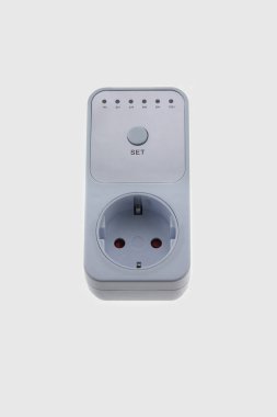 Enerji tasarruflu otomasyon güç kontrolü için akıllı dijital zamanlayıcı soketi, ev aletleri, şarj aletleri, mutfak aletleri, hatta elektronik aletler için kullanılan güvenli otomatik kesim, dikdörtgen plastik kaplama, gri, izole edilmiş beyaz arka plan