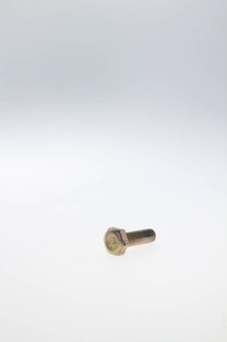 Hex bolt, inşaat, makine, otomotiv, endüstriyel projeler, dayanıklılık, istikrar ve metalik kaplama için kullanılan endüstriyel bağlayıcı ve inşaat donanımı için, beyaz arka planda izole edilmiş endüstriyel donanım
