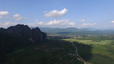 Vangvieng, Laos manzaralı pirinç tarlası ve atlı dağ.
