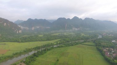 Vangvieng, Laos manzaralı pirinç tarlası ve atlı dağ.