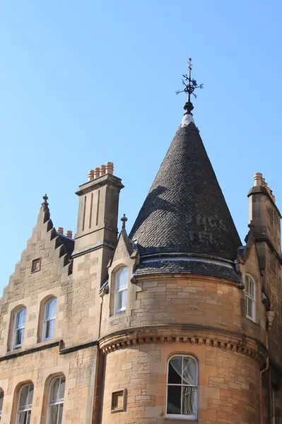 Mavi gökyüzündeki eski Edinburgh çatıları