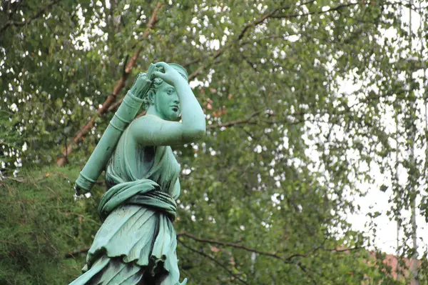 Botanik bahçesinde Bronz Artemis Archer Heykeli