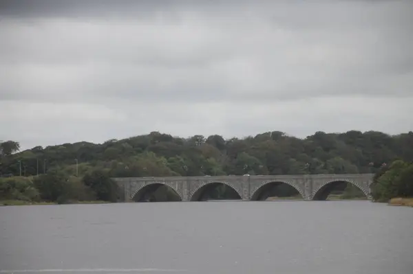 İskoçya 'da nehir boyunca köprü