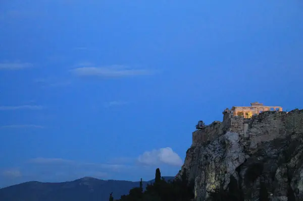 Mavi gökyüzündeki Yunan Tapınağı