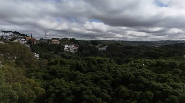 Açık Bir Gün 'de ParqueTingui, Curitiba Serene Lakes, Araucaria Forest ve Yerel Anıt İnsansız Hava Aracı Panoraması