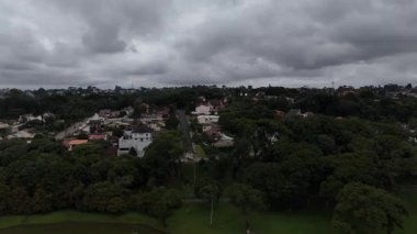 ParqueSoLoureno 'nun Hava Bulutlu Manzarası, Curitiba Göl, Bataklık ve Moody Bulutlu Gökyüzü Altındaki Berrak Yeşillik Perspektifi
