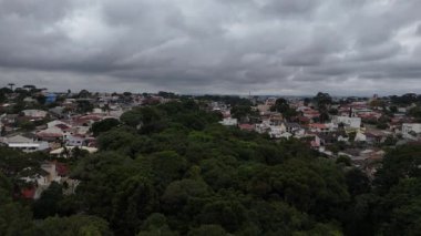 ParqueSoLoureno 'nun Hava Bulutlu Manzarası, Curitiba Göl, Bataklık ve Moody Bulutlu Gökyüzü Altındaki Berrak Yeşillik Perspektifi