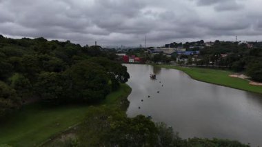 ParqueSoLoureno 'nun Hava Bulutlu Manzarası, Curitiba Göl, Bataklık ve Moody Bulutlu Gökyüzü Altındaki Berrak Yeşillik Perspektifi
