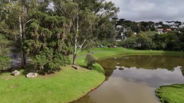 Açık Bir Gün 'de ParqueTingui, Curitiba Serene Lakes, Araucaria Forest ve Yerel Anıt İnsansız Hava Aracı Panoraması