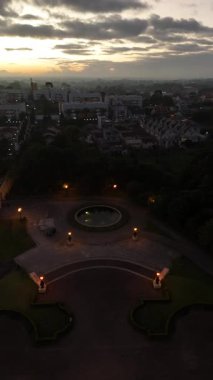 ParqueTangu Üzerindeki Hava Gündoğumu, Curitiba Altın Şafağı Kayalıkları, Gölleri ve Gökyüzünü aydınlatan Şehir