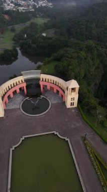 ParqueTangu Üzerindeki Hava Gündoğumu, Curitiba Altın Şafağı Kayalıkları, Gölleri ve Gökyüzünü aydınlatan Şehir