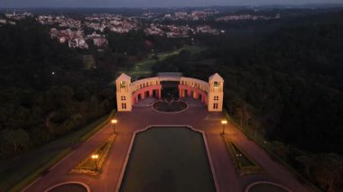 ParqueTangu Üzerindeki Hava Gündoğumu, Curitiba Altın Şafağı Kayalıkları, Gölleri ve Gökyüzünü aydınlatan Şehir