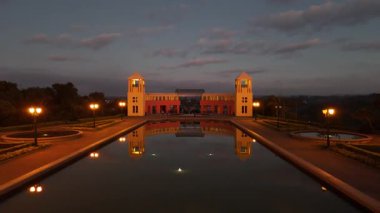 ParqueTangu Üzerindeki Hava Gündoğumu, Curitiba Altın Şafağı Kayalıkları, Gölleri ve Gökyüzünü aydınlatan Şehir