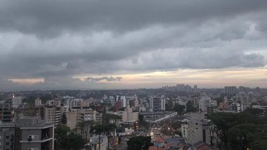Curitiba, Paran, Brezilya 'nın Gündoğumunda ve Şehir Ufkunda Günbatımı Dinamik Işığı