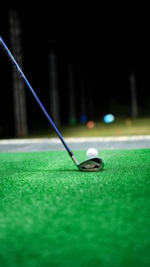 Golf sahasında golf sopaları ve golf topları..